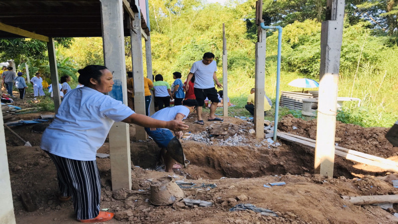 "ครอบครัวเด็กวัย14" ทำพิธีบวงสรวงเตรียมขุดต้นตะเคียนที่อยู่ใต้บ้าน เชื่อ! เจ้าแม่คอยปกปักษ์รักษา