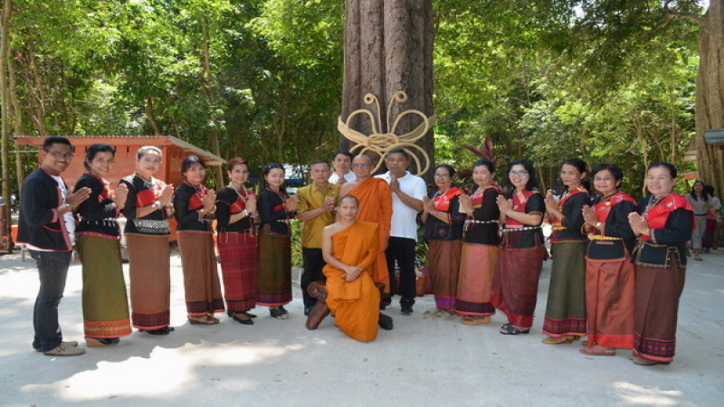 หลวงพ่อพุฒ เปิดวัดป่าถ้ำผึ้งสวยงามใต้หน้าผาติดแนวชายแดนไทย - กัมพูชา