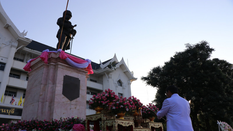 "ชาวกาญจนบุรี" ร่วมทำบุญตักบาตรบำเพ็ญกุศล เนื่องในวันคล้ายวันสวรรคตพระบาทสมเด็จพระจุลจอมเกล้าเจ้าอยู่หัว