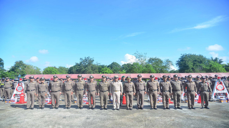 ตำรวจภูธร จ.ระนอง ร่วมพิธีรับมอบวัสดุอุปกรณ์ตั้งจุดตรวจ-จุดสกัด และพิธีปล่อยแถวระดมกวาดล้างอาชญากรรม