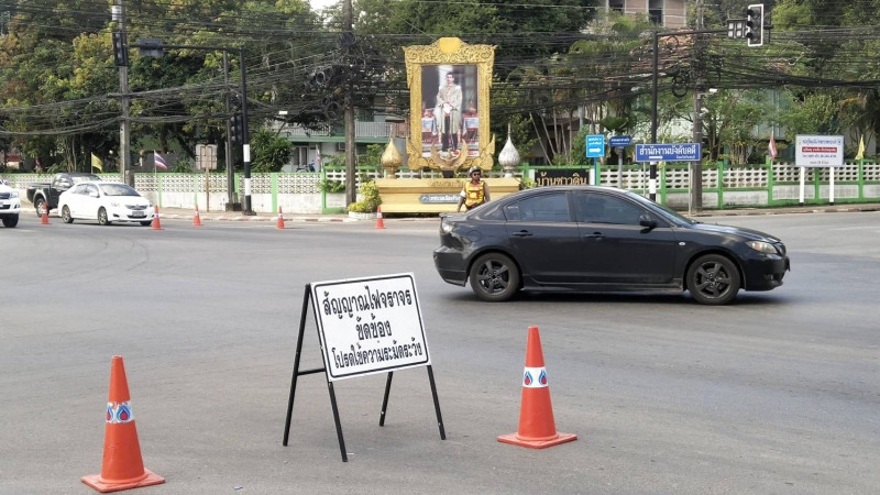 จนท. กองช่างเทศบาลเมืองจันทบุรี ดำเนินการซ่อมสัญญาณไฟเสีย กลับมาใช้งานได้ตามปกติแล้ว