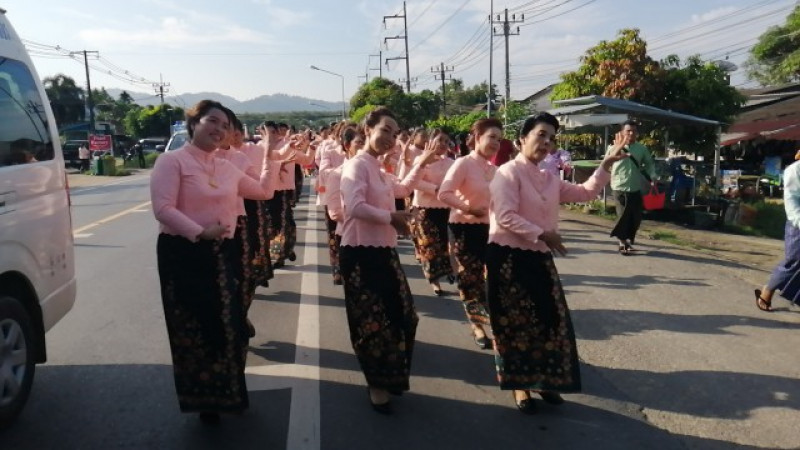 พุทธศาสนิกชนจำนวนมากเดินขบวน กฐินสามัคคี วัดคมนียเขต อ.ตะกั่วป่า (ภาพ)