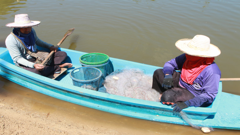 ภัยแล้งรุกหนักชาวบ้านรวมกลุ่มออกหาปลาช่วงฤดูแล้งเลี้ยงชีพ (ภาพ)