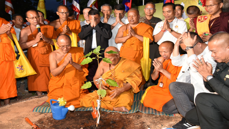 ธรรมยาตรา 5 แผ่นดินลุ่มน้ำโขง กราบไหว้สรีระหลวงปู่สรวง - ปลูกต้นพระศรีมหาโพธิ์