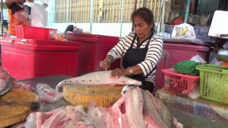 เนื้อปลายกรายขูด "เจ๊สมคิด" สดใหม่ทุกวันที่ตลาดสดเทศบาล2 (คลิป)