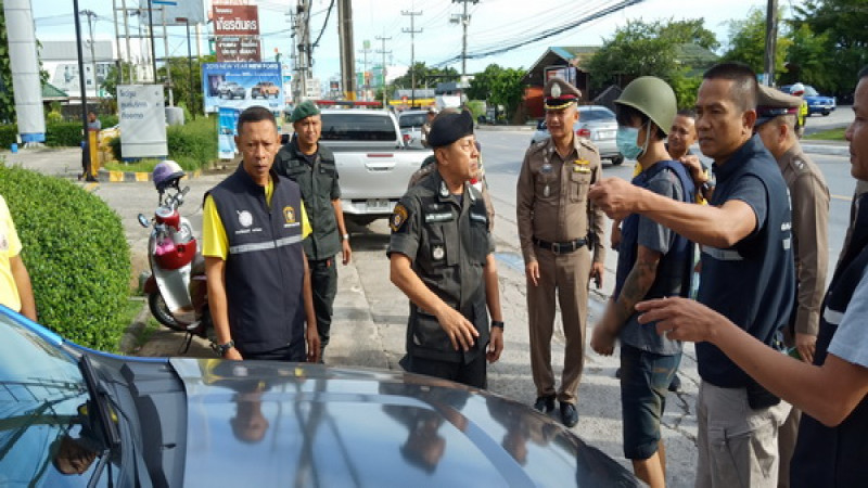 ตำรวจเมืองคอน คุมตัว "ผู้ต้องหาร่วมยิงคู่อริหน้าผับดับ" ทำแผน แค้นถูกด่าแม่ถีบรถต่อหน้าหญิง (คลิป)