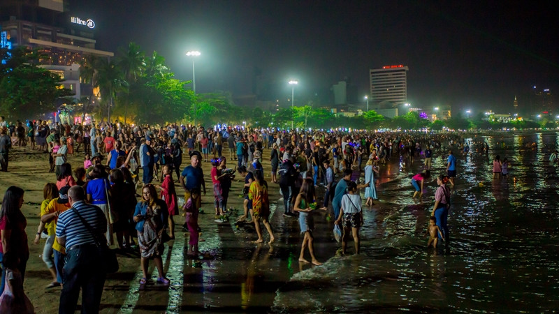 ชายหาดพัทยาคักคึก นักท่องเที่ยวแน่น พากันลอยกระทง (ชมภาพ)