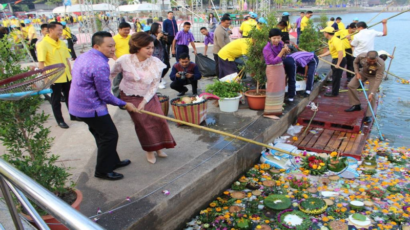 ผู้ว่าฯ อุดร นำจิตอาสา รวมพลังเก็บกระทง-ขยะ และทำความสะอาดพื้นที่จัดงานลอยกระทง