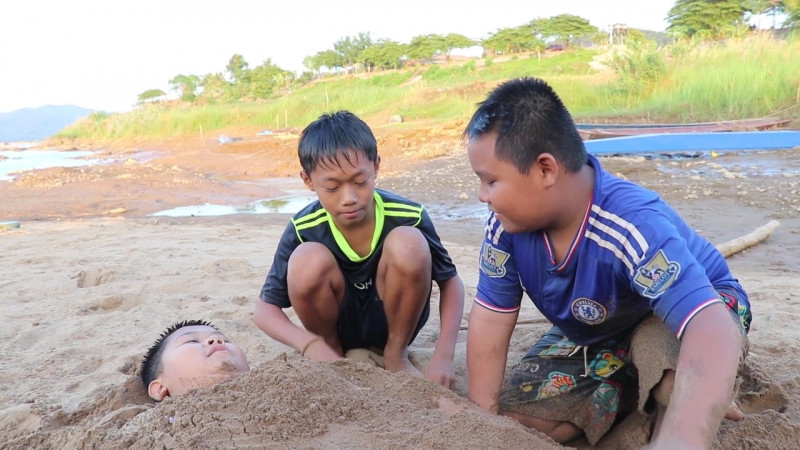 แม่น้ำโขงแห้งหนัก ! "เด็กๆ" ลงมาเล่นทรายชายหาดสนุกสนาน บรรยากาศเหมือนพัทยา