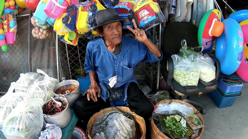 "ลุงวัย78"โชว์ลูกคอร้องเพลงลูกทุ่งให้ลูกค้าฟัง สร้างจุดขายข้าวเงี้ยวในตำนานกว่า 70 ปี แถมราคาห่อละ 15 บาทเท่านั้น (คลิป)