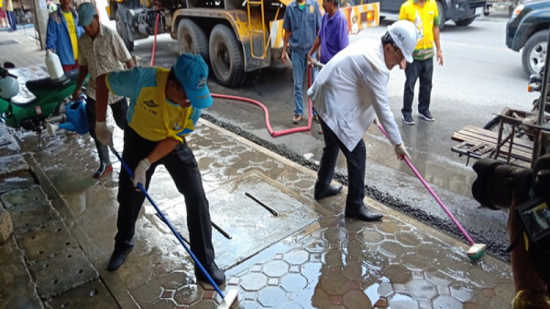 "รองนายกเทศมนตรีนครนครศรีธรรมราช" นำทีม Big cleaning ท่อระบายน้ำรอบตลาดสดคูขวาง