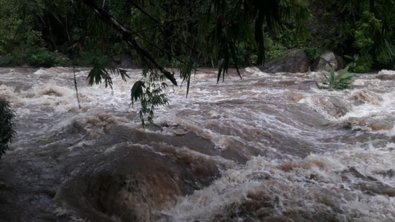 ฝนถล่มเมืองคอน!! "น้ำป่า" ทะลักไหลบ่าเชี่ยวกราด เตือนระวัง! น้ำท่วมฉับพลัน