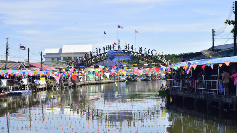 หนึ่งเดียวในประเทศ "ชุมชนบ้านน้ำเชี่ยว" จัดแข่งพายเรือด้วยลำไม้ไผ่ มิตรภาพแห่งสายน้ำ