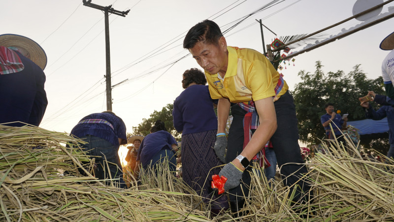 ผู้ว่าฯ หนองคาย ประธานเปิดกิจกรรม ลงแขกเกี่ยวข้าวอีสานหาดคำ ประจำปี 2562