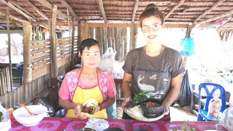 "ครูสาว" เปิดร้านขายก๋วยเตี๋ยวไก่ตุ๋นกะลา @ วังหินลาด อร่อยเด็ด ลูกค้าแน่นร้าน