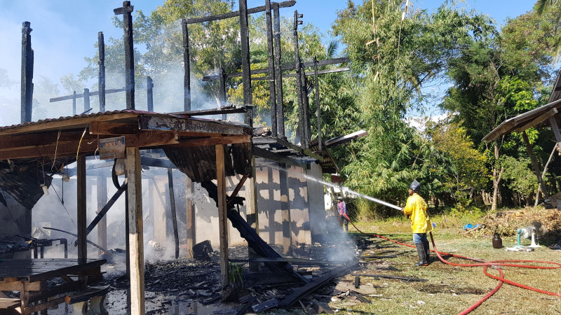 ไฟไหม้ "บ้านเรือนประชาชน" ทรัพย์สินไหม้วอด สูญไปกับกองเพลิง  คุณยายวัย 76 ปี รอดหวุดหวิด
