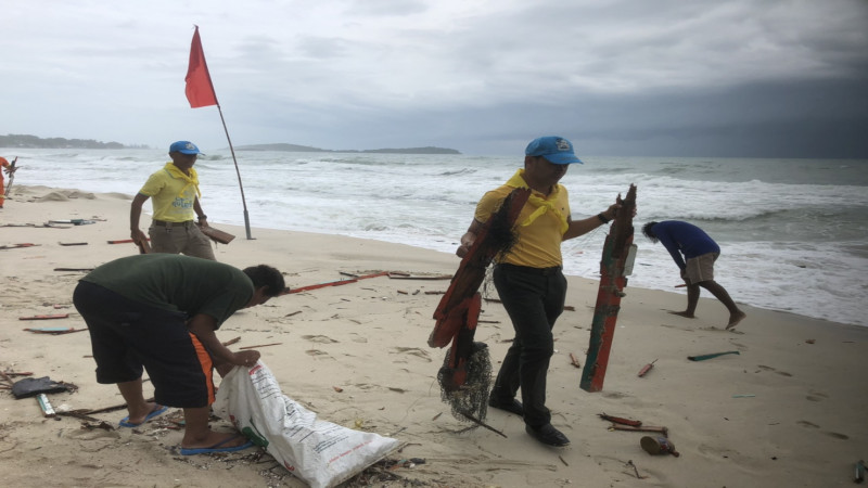 "ปลัดอำเภอเกาะสมุย" นำจิตอาสาทำความสะอาดชายหาดเฉวง สั่งกำชับห้ามนักท่องเที่ยวเล่นน้ำทะเล หลังพบคราบน้ำมัน