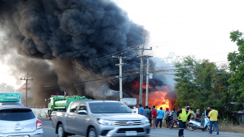 ไฟไหม้ "โรงงานผลิตเครื่องนอน" วอดเสียหายกว่า 1 ล้านบาท