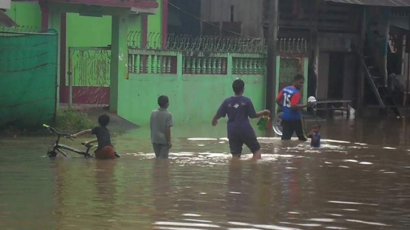 ฝนตก 5 วันติดต่อกัน ! น้ำเริ่มเอ่อท่วม สุไหงโก-ลก แม่น้ำล้นตลิ่ง - ไหลบ่าเข้าม่วมบ้านเรือนประชาชน