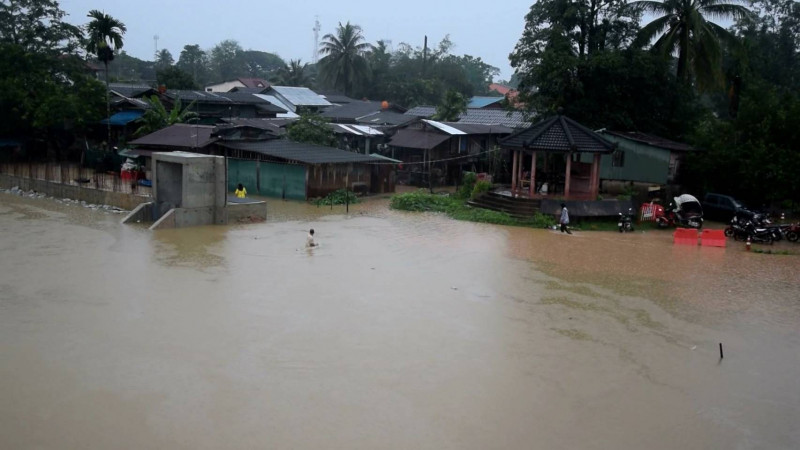 ฝนถล่มนราธิวาส น้ำท่วม 5 ชุมชน หลังฝนตกหนักต่อเนื่อง ชาวบ้านเริ่มใช้เรือแทนรถ