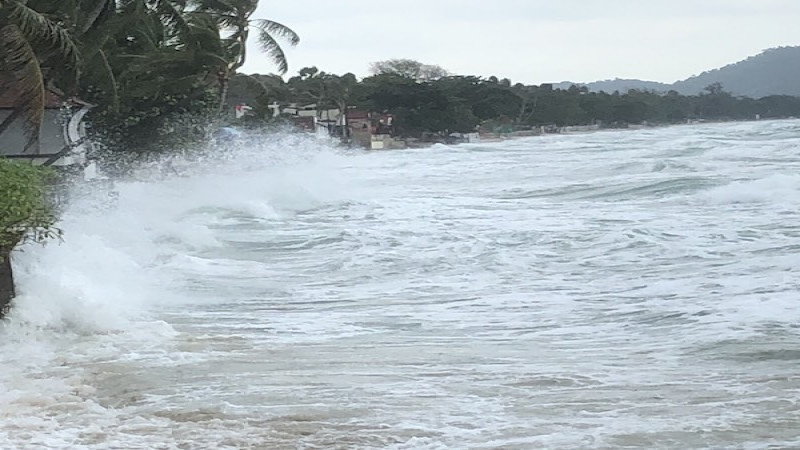 ชายหาดเกาะสมุยฝั่งตะวันออกคลื่นแรง ซัดแนวเขื่อนกำแพงพัง ห้าม!! นักท่องเที่ยวลงเล่นน้ำ