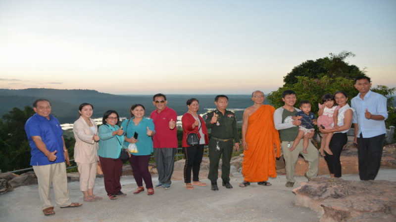 นักท่องเที่ยวแห่ชม "พระอาทิตย์อัสดง" ที่ผาพญากูปรี จ.ศรีสะเกษ