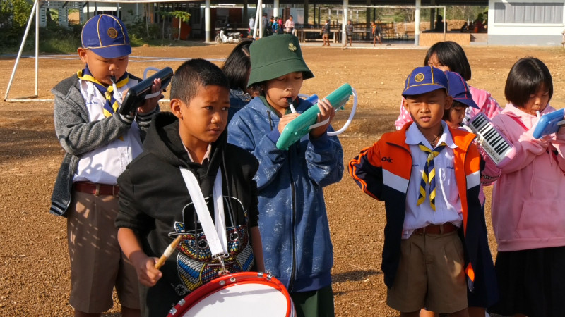 สุรินทร์อุณหภูมิลดฮวบ! เด็กนักเรียน ตชด.ชายแดนไทย-กัมพูชา สวมเสื้อกันหนาวไปโรงเรียน ออกกำลังกายกลางแดด คลายความหนาว