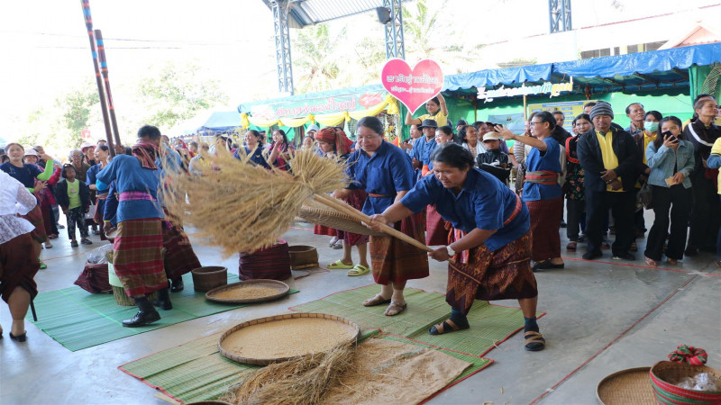 กองเชียร์สุดมัน!! "แข่งขันตำข้าว" ในงานเทศกาลของดีอำเภอปราสาทและงานกาชาด ประจำปี 2562