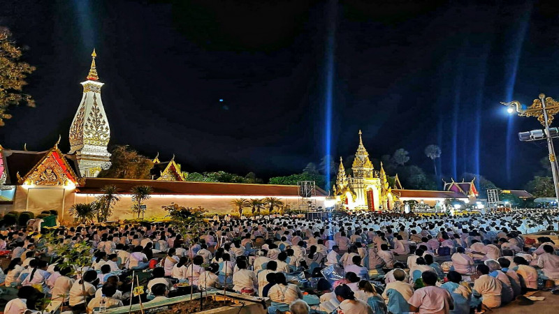 พุทธศาสนิกชน ไทย-ลาว นับหมื่น ร่วมทำบุญตักบาตร ปฏิบัติธรรมบูชาองค์พระธาตุพนม (คลิป)