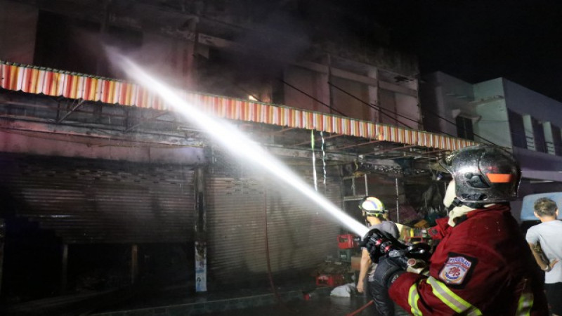 เพลิงไหม้ "อาคารพาณิชย์" ในตลาดบ้านสร้าง เจ้าของร้านวัย 72 ถูกไฟคลอกสำลักควันดับอนาถ