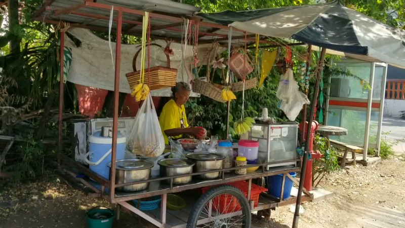 ต้องลองชิม ! ส้มตำ "ยายทองม้วน" สูตรโบราณ  การันตรีความอร่อยจากประสบการณ์ขายมากกว่า 60 ปี