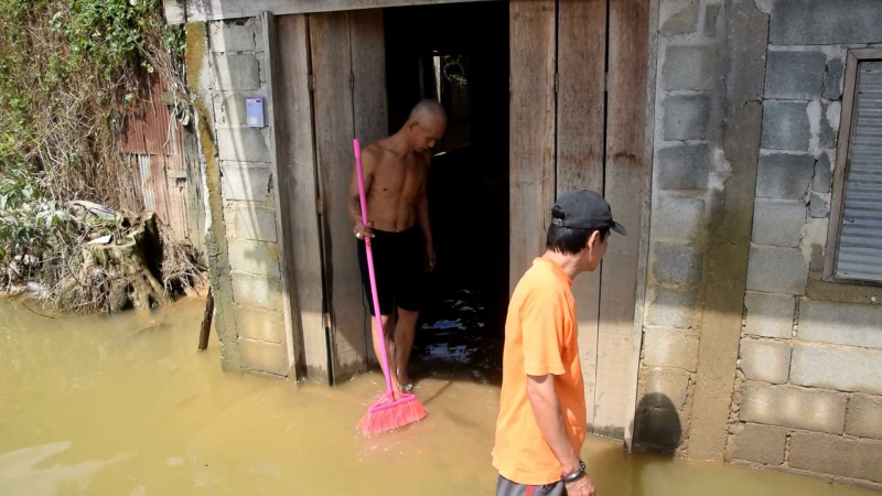 "น้ำท่วม" นราฯ เริ่มกลับคืนสู่ภาวะปกติ ชาวบ้านทยอยทำความสะอาดบ้าน-เตรียมกลับไปอยู่อาศัย