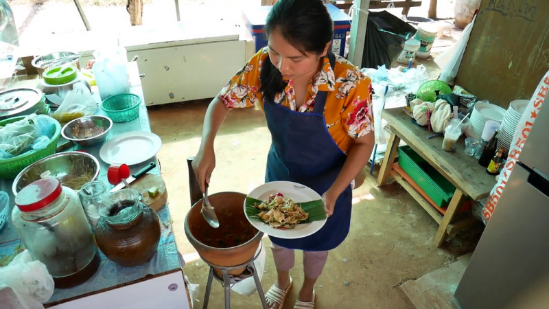 อร่อยลืมโลก ! "ขนมจีนน้ำยาปูนา" ร้านตำยำแซ่บลั่นทุ่ง เมนูเด็ดในช่วงฤดูแล้ง แถมมีเอกลักษณ์เฉพาะตัวที่ไม่เหมือนใคร