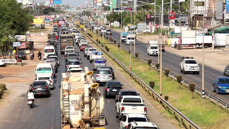 ถนนมิตรภาพเข้าอุดร ติดหนึบทั้งวันแนะเส้นทางอื่น คาดอีกวันสองวันยิ่งติด