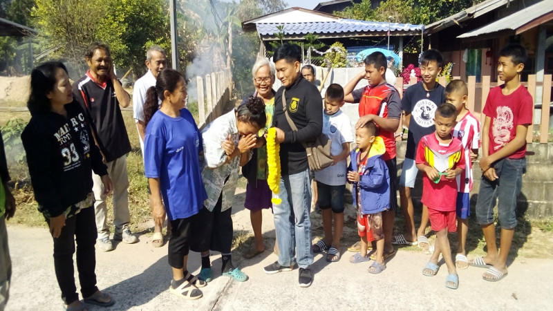 คุณป้าวัย 72 ปี มอบของขวัญปีใหม่ให้เพื่อนบ้าน "สละที่ดินสร้างถนน" ให้คนเดินเข้าบ้าน