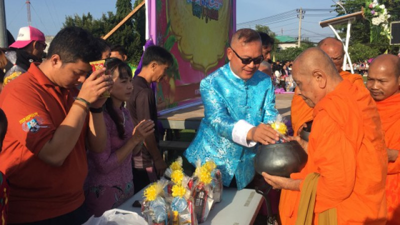 "ชาวอำเภอตะกั่วป่า" ร่วมกันทำบุญตักบาตรในวันขึ้นปีใหม่ เพื่อเสริมความเป็นสิริมงคลรับวันแรกของปี 2563