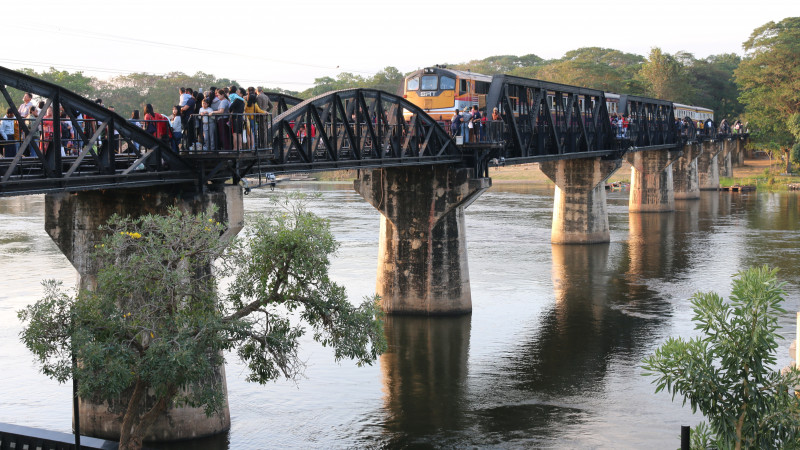 สมาคมธุรกิจท่องเที่ยวจังหวัดกาญจนบุรี จัดกิจกรรมทำบุญตักบาตรปีใหม่ บนสะพานข้ามแม่น้ำแคว