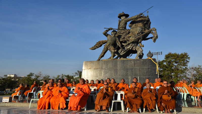 "ชาวจันทบุรี" แห่ทำบุญตักบาตร ปล่อยนกปล่อยปลา วันแรกแห่งปี 2563