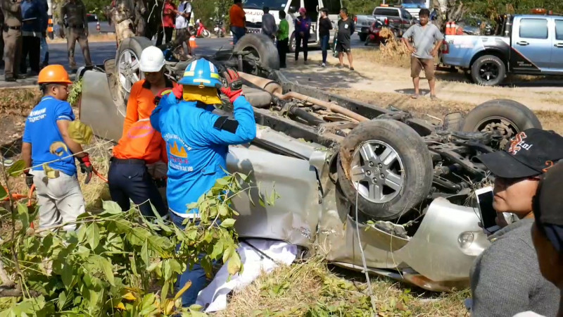 "กระบะ" พลิกคว่ำ บริเวณบ้านตะบอง สลด! คนขับดับคารถ