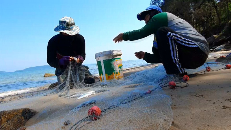 "หนุ่มก่อสร้าง" ชวนภรรยา - เพื่อนร่วมงาน ออกลากอวนหาปลาชายฝั่ง ช่วยลดรายจ่ายในครัวเรือน