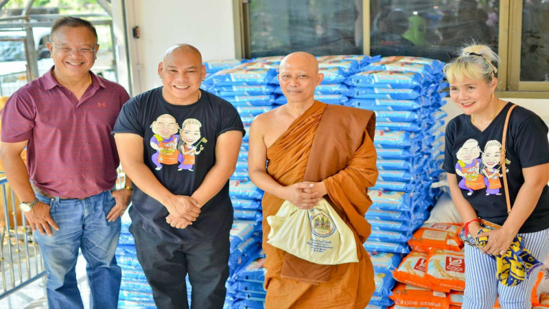 "วัดโพธินายก" จัดพิธีสมโภช 400 ปี พร้อมทำบุญอุทิศส่วนกุศลให้อดีตเจ้าอาวาส และมอบข้าวสารหอมมะลิให้กับประชาชน จำนวน 2,000 ถุง