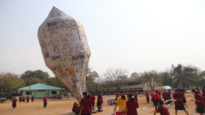 สุดยอดคนเก่ง ! "นักเรียน" โรงเรียนหนองรี ประชานิมิต ร่วมกันประกอบบอลลูนจากกระดาษหนังสือพิมพ์ปล่อยลอยขึ้นฟ้าได้สำเร็จ