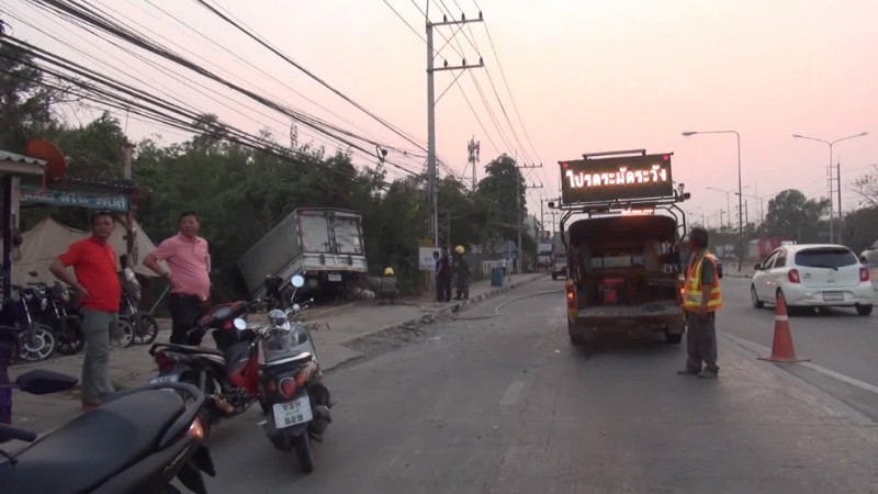 หวิดสิ้นชื่อ ! "โชเฟอร์" รถเทเลอร์หลับใน พุ่งชนท้ายรถ 6 ล้อ ขณะกำลังนั่งซ่อมรถ ตกป่าข้างทาง บาดเจ็บ 2 ราย