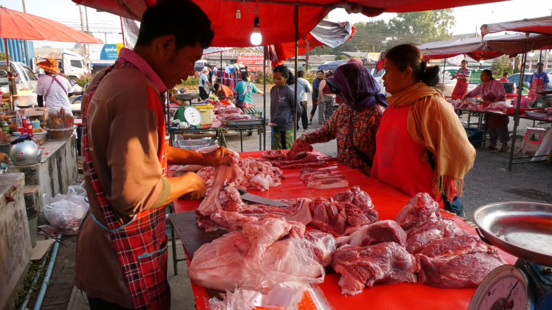 ชาวกัมพูชาแห่ซื้อเนื้อหมูแม่พันธ์ทางเลือกคนกินหมู ราคาถูกกว่าเนื้อหมูอ่อนกิโลกรัมละ10-30บาท