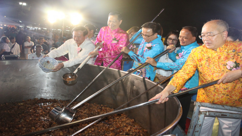 พ่อเมืองภูเก็ต โชว์ปรุง "หมูฮ้อง" หม้อยักษ์ เปิดงานเทศกาลอาหารพื้นเมืองของดีชาวภูเก็ต"