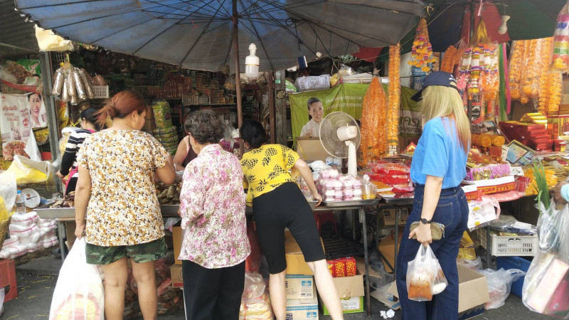 "ชาวไทยเชื้อสายจีน" ออกมาจับจ่ายซื้อของเซ่นไหว้ ในวันจ่ายคึกคักตั้งแต่ช่วงเช้ามืด