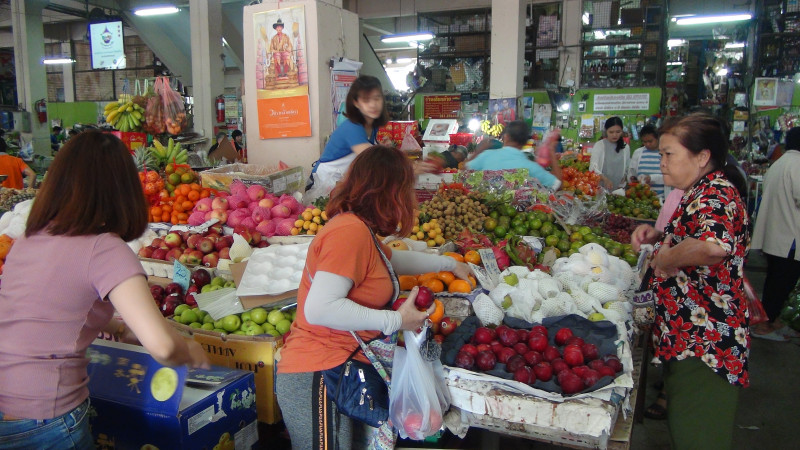 ตลาดสดเทศบาลเมืองเบตง คึกคัก!! ชาวไทยเชื้อสายจีน ไทย-มาเลย์ ออกจับจ่ายซื้อของเซ่นไหว้ รับเทศกาลตรุษจีน