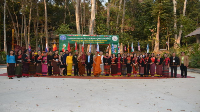 "21 ชาติ" เปิดศูนย์อบรมภาวนาสมาธินานาชาติ (หลวงปู่สรวง) วัดป่าถ้ำผึ้ง หวังให้เป็นสถานที่อบรมธรรมทุกเชื้อชาติ ติดแนวชายแดนไทย-กัมพูชา