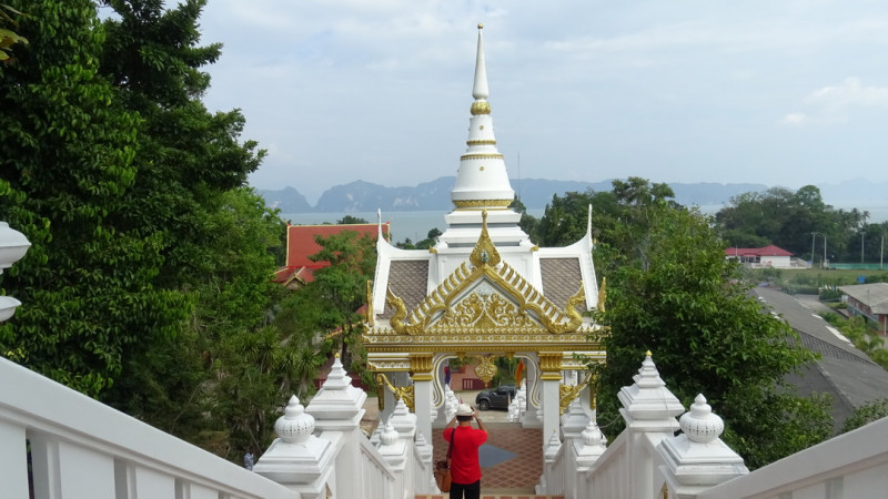 วัดมหาธาตุแหลมสัก จ.กระบี่ เชิญพุทธศาสนิกชนพระบรมสารีริกธาตุขึ้นประดิษฐาน เพื่อความเป็นสิริมงคล (คลิป)