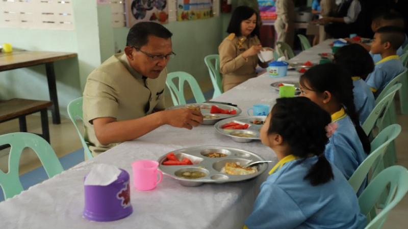 "พ่อเมืองกรุงเก่า" ร่วมกับกาชาดจังหวัดพระนครศรีอยุธยา จัดโครงการผู้ว่าฯ พานายอำเภอ - ผู้นำ กินข้าวเที่ยงกับนักเรียน